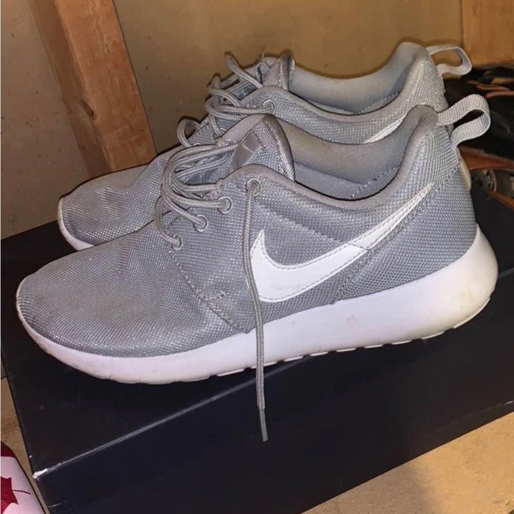 NIKE RUNNING SHOES